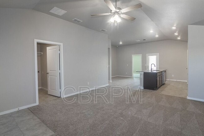Building Photo - 3017 Valencia Ave