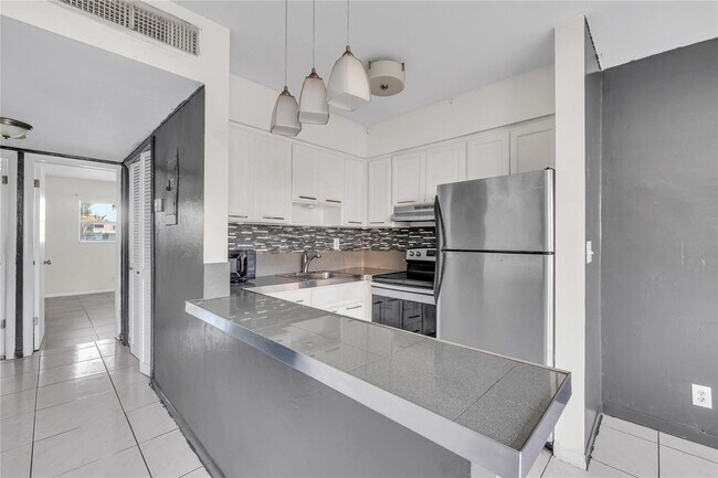 Building Photo - 4050 NE 12th Terrace