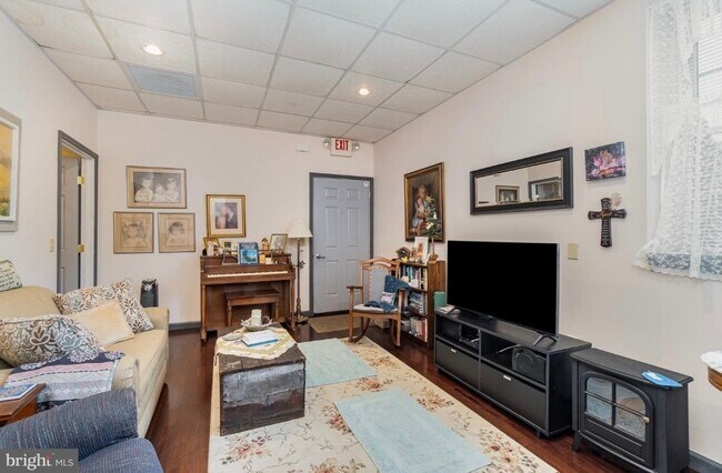 Building Photo - 18 E Sunbury St