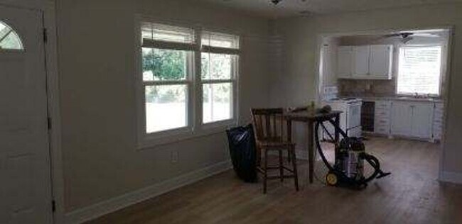 Building Photo - Maryville 37803 - 2 bedroom 1 bath - call ...