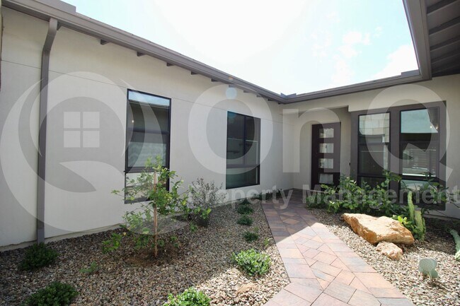 Building Photo - 813 E Corral Rd