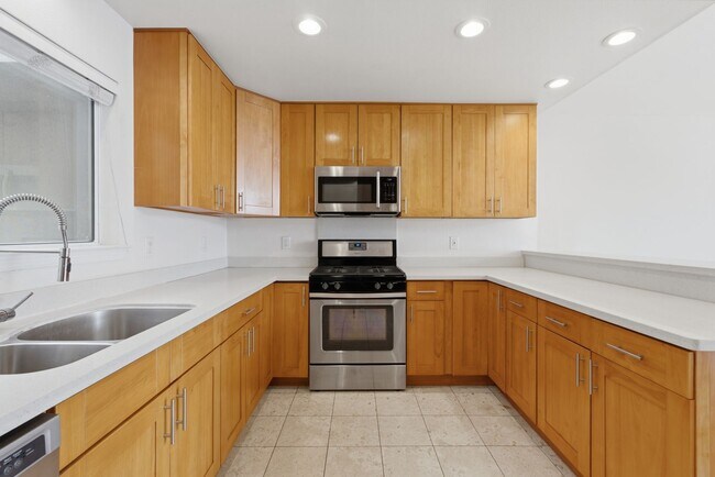 Foto del edificio - Top-Floor 3BR in Duplex Near BART | Vaulted Ceilings | In-Unit Laundry | Garage Parking