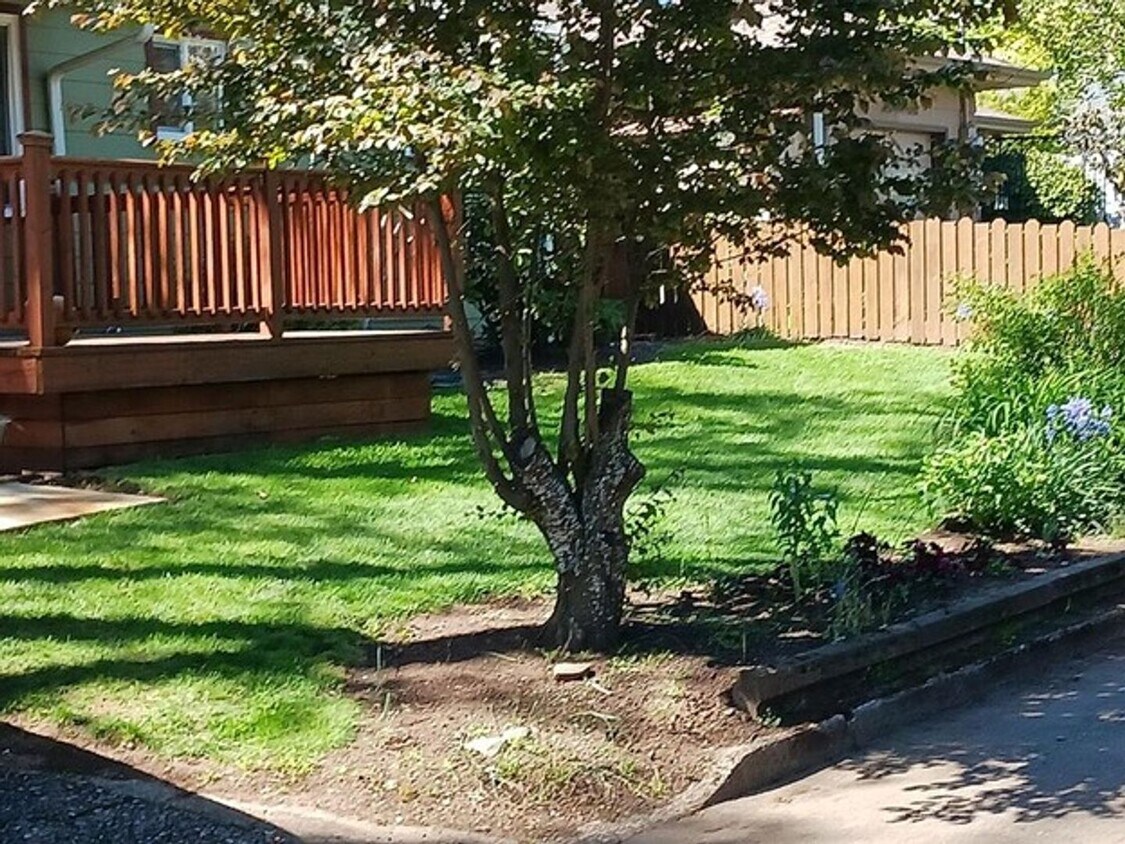 Foto principal - 3 bedroom/1 bath home with additional deta...