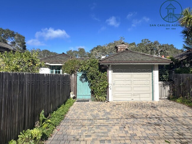 Foto del edificio - Adorable Three Bedroom Lower Carmel Woods ...