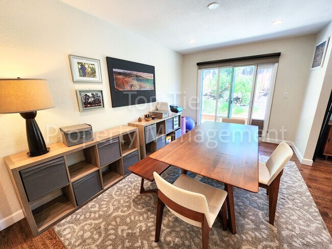 Foto del edificio - Beautiful 3 bed / 2 bath / 1,810 sqft Duet...