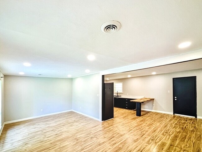 Foto del edificio - 742 Heather Ln