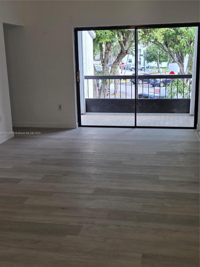 Building Photo - 9433 Fontainebleau Blvd