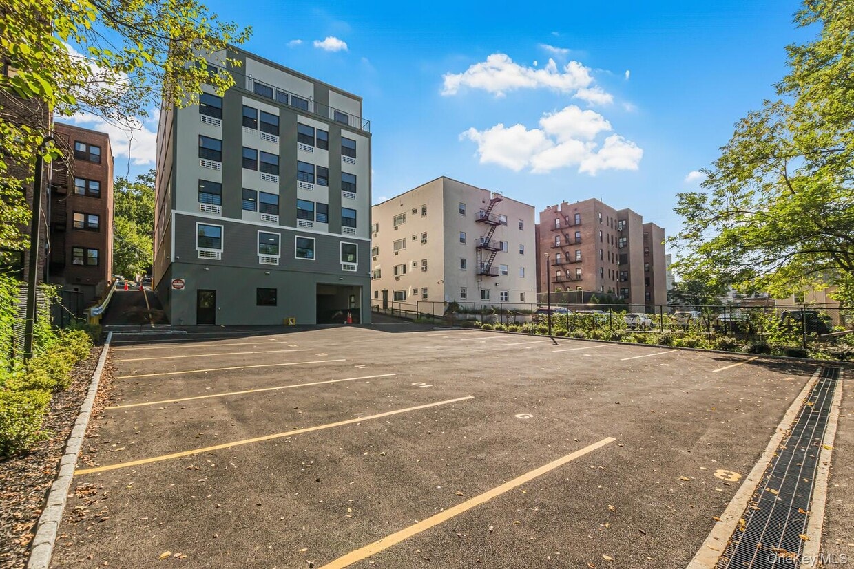 Building Photo - 409 Warburton Ave