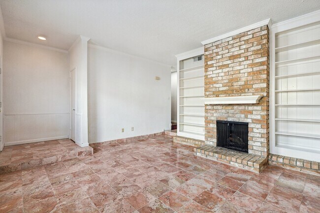 Foto del edificio - 7700 Creekbend Dr