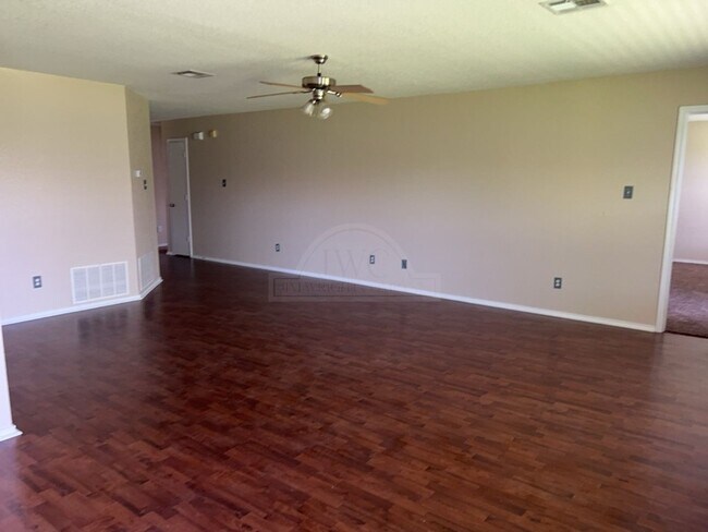 Foto del edificio - 3308 Lakecrest Dr