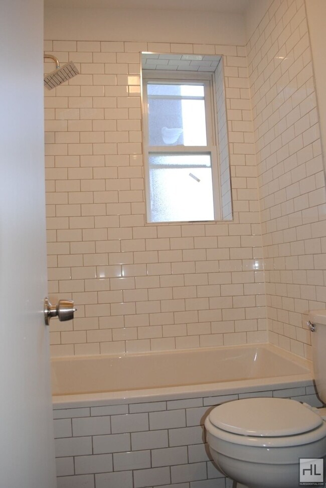 Foto del edificio - 19 STREET / South Slope / Spacious Sun-Fil...