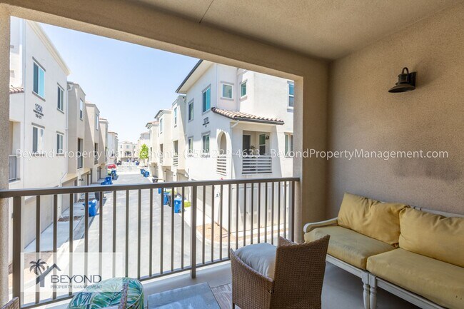 Building Photo - ***4 BED 3.5 BATH***TRI-LEVEL CONDO***GARA...