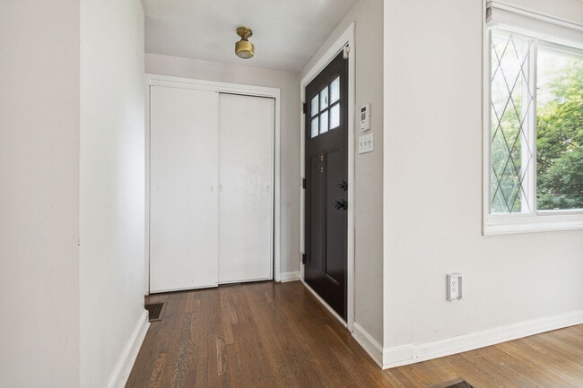 Building Photo - 531 Ingraham St NE