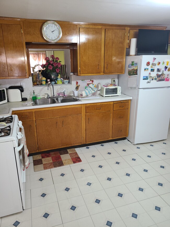 Kitchen- photo 1 - 98 Jefferson St