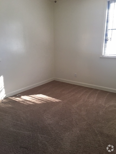 Building Photo - 808 Poplar Dr