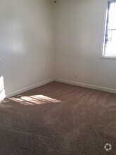 Building Photo - 808 Poplar Dr