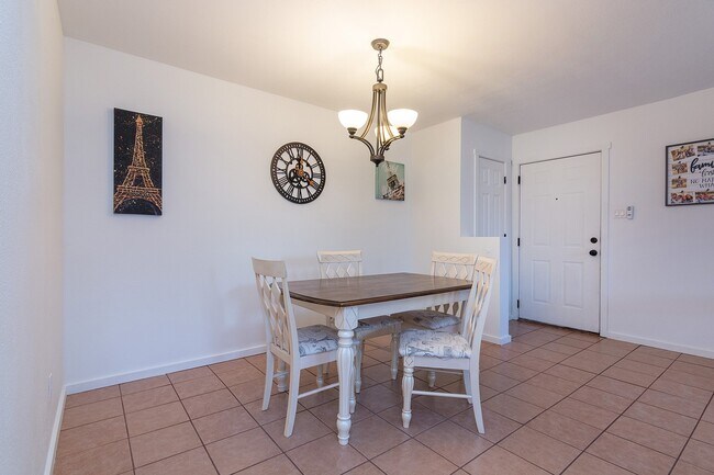 Foto del edificio - Fully Furnished Two Bedroom Condo Available Now!