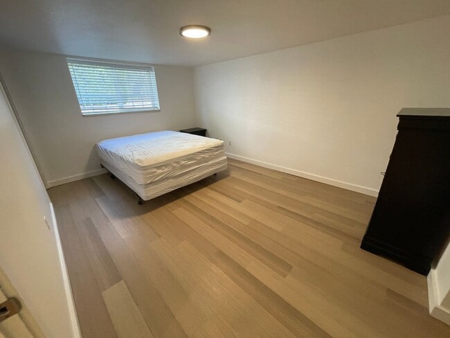 Building Photo - Large Private Bedroom / Furnished! Beautif...