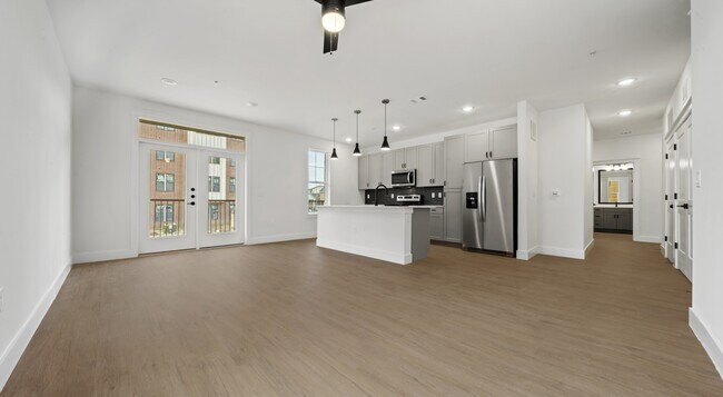 Building Photo - Live the Austin Dream: Modern 2BR Apartment!