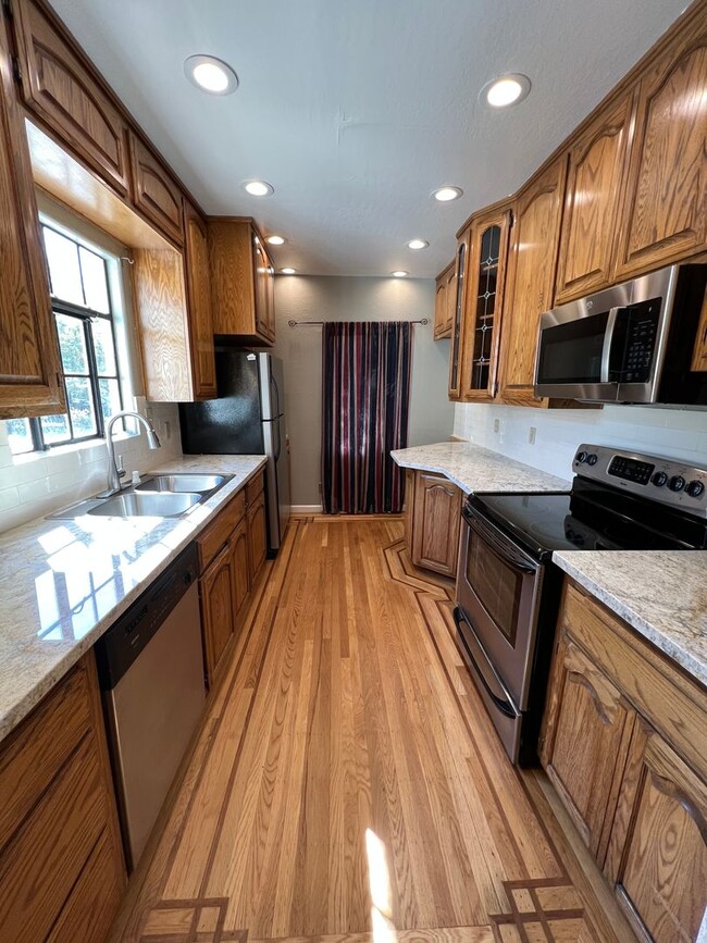 Building Photo - 500 Garden Street - Spacious 3BD/2BA Home ...