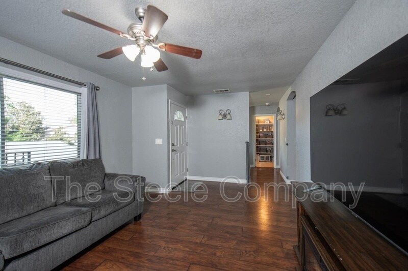 Foto del edificio - 3739 W Bullard Ave