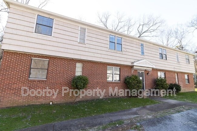 Building Photo - 3302 Pinewood Ave