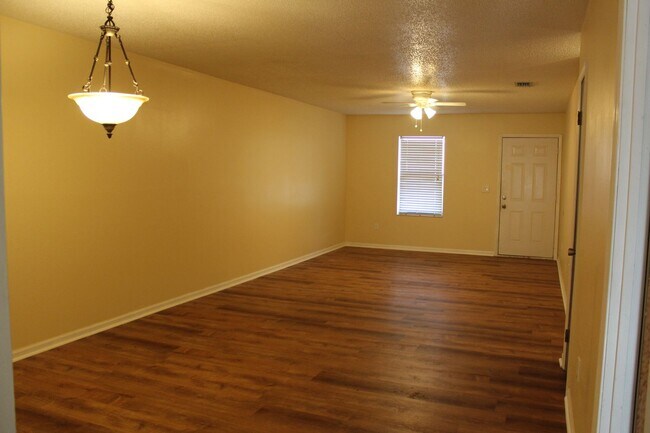Foto del edificio - 2 bedroom 2 bath one story townhome