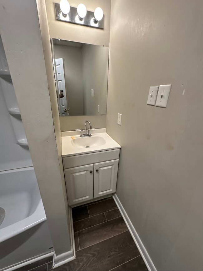 Building Photo - 1208 Hull St