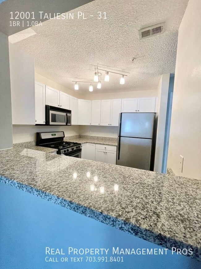 Building Photo - Beautifully Updated Penthouse Unit Across ...