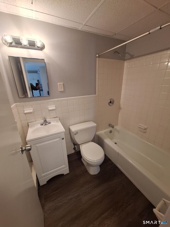 Building Photo - 217 Hollister Ave