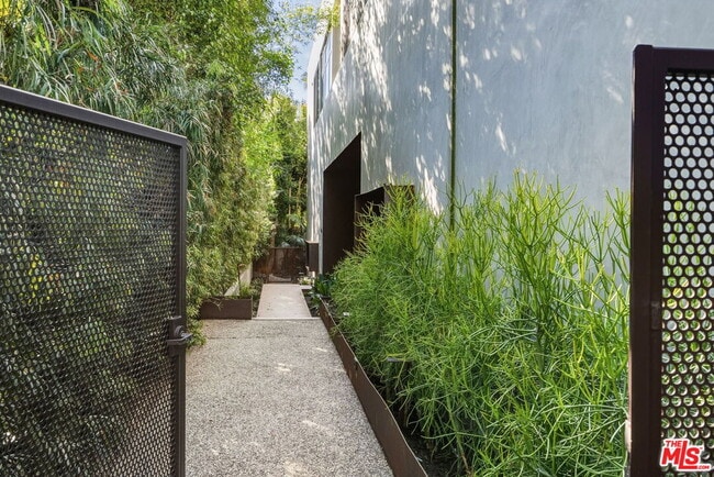 Foto del edificio - 1849 Fox Hills Dr