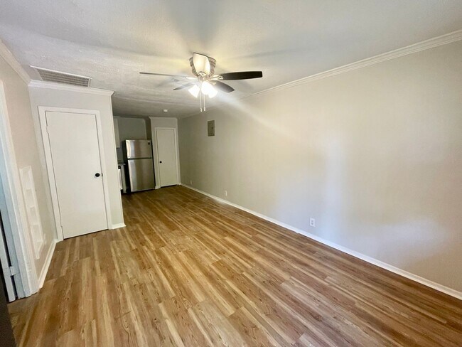 Foto del edificio - 1 Bedroom/1 Bath Duplex Unit Available for Rent in Brandon 042!