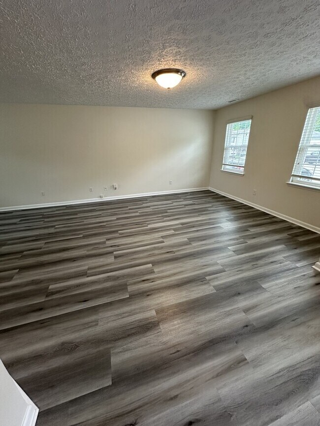 Foto del edificio - 3120 Slippery Elm Dr