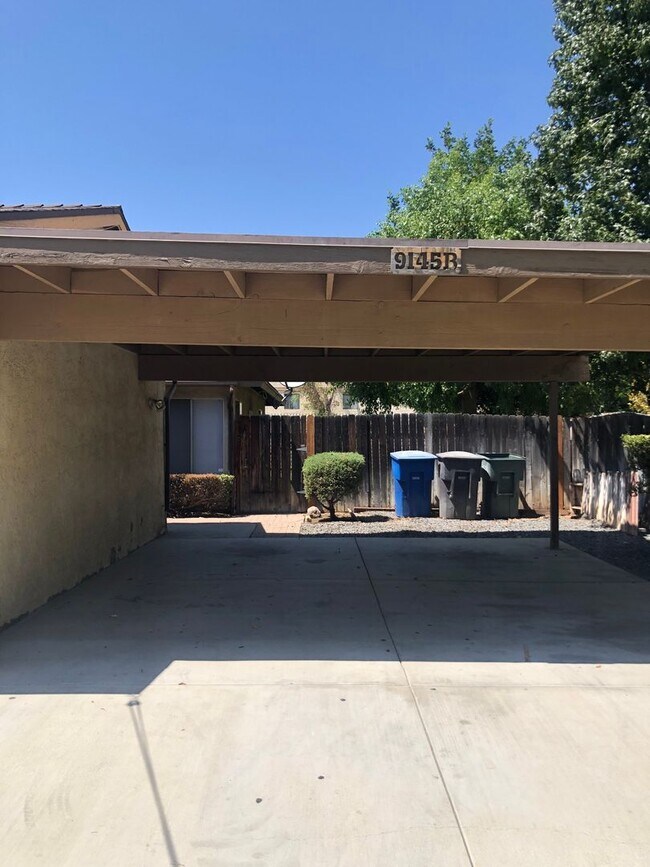 Building Photo - Newly remodeled duplex!