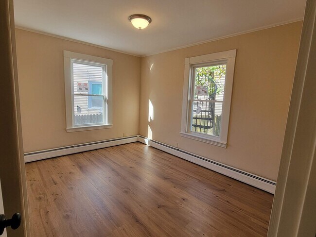 Building Photo - 46 Kinnaird St
