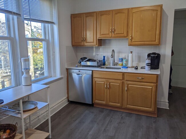 Foto del edificio - Get a $1,000 Utility Rebate this month! Fantastic Spacious Apt w Ht/HW Included in Rent!