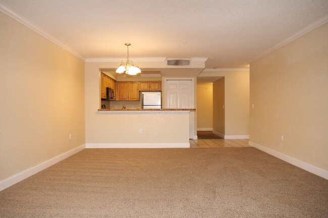 Foto del edificio - 2/2 in Hunters Creek gated community avail...