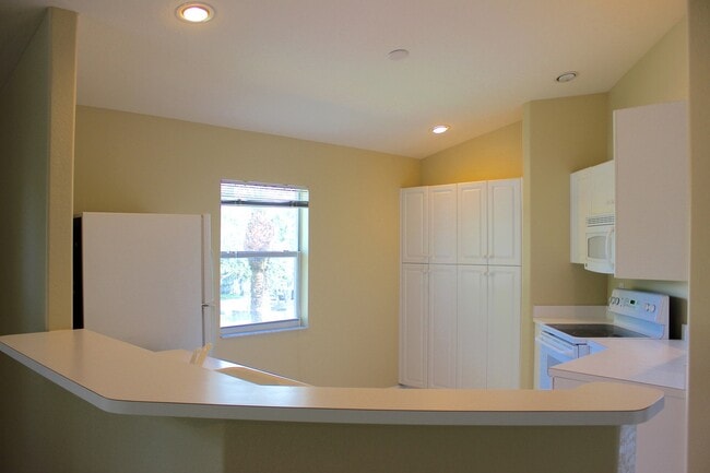 Foto del edificio - ANNUAL RENTAL - 3 BED / 2 BATH W/DETACHED ...