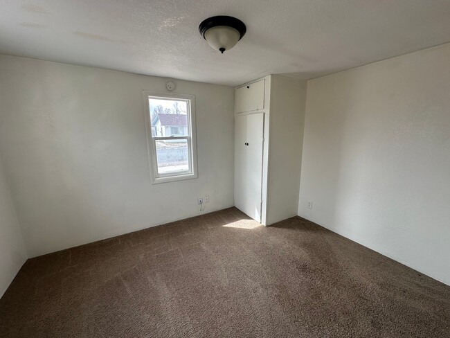 Building Photo - Pet Friendly! Corner Lot!
