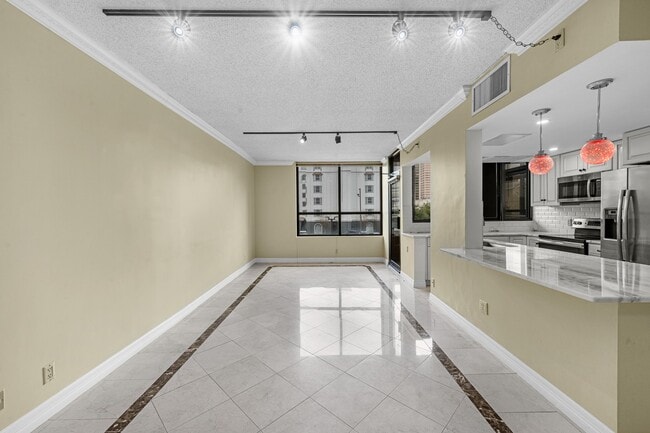 Building Photo - 5150 Hidalgo St