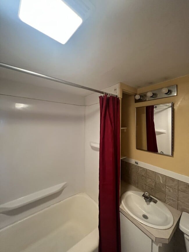 Building Photo - COMING SOON: Cute 2 Bedroom/ 2 bathroom ho...