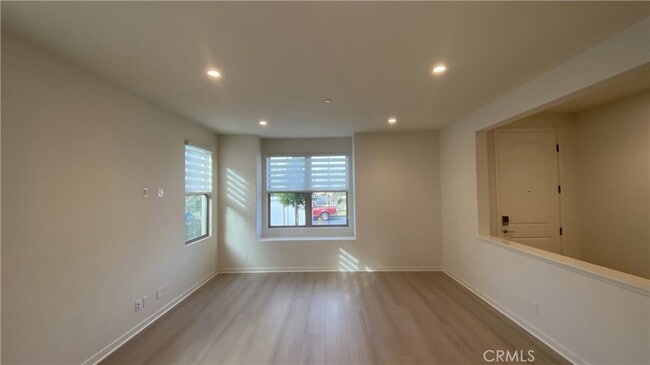 Building Photo - 110 Sunnyside