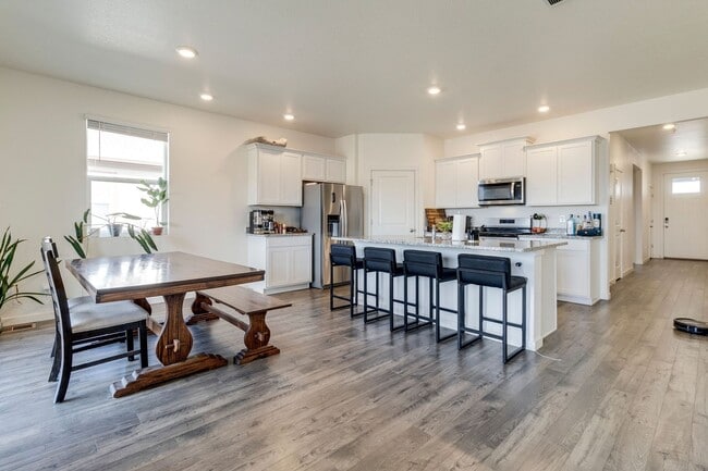 Foto del edificio - Modern 4-Bedroom Ranch Home with Mountain Views and 3-Car Garage