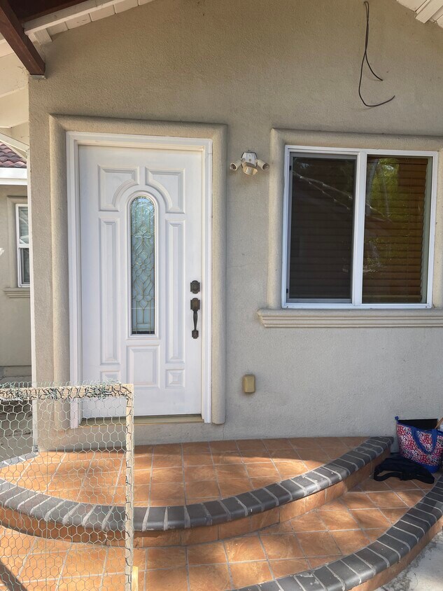 Foto del edificio - 1266 N Hillview Dr
