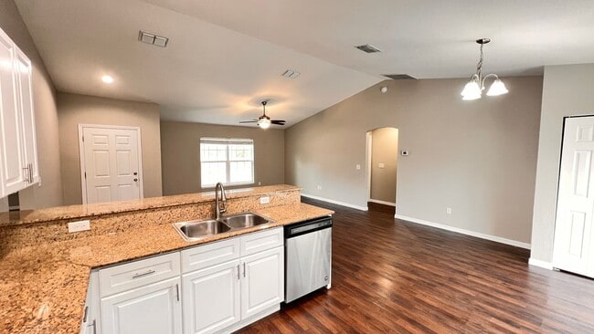 Foto del edificio - Charming 3 Bedroom, 2 Bathroom Home in the Lovely Marion Oaks of Ocala!