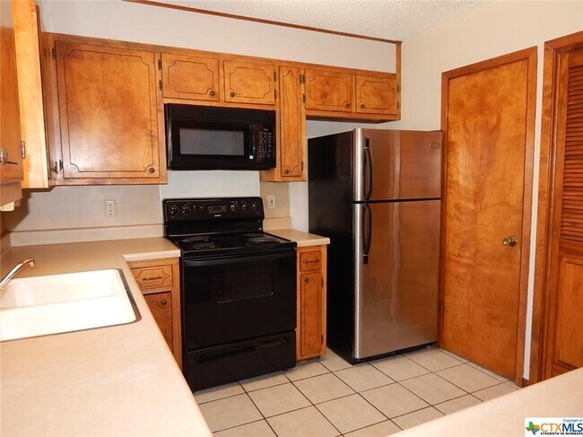 Building Photo - 102 Castlewood Dr
