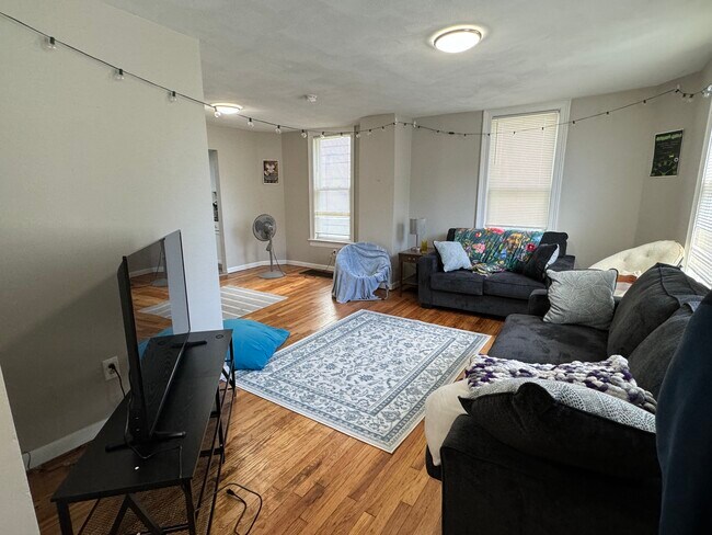 Building Photo - 93 Chapin St