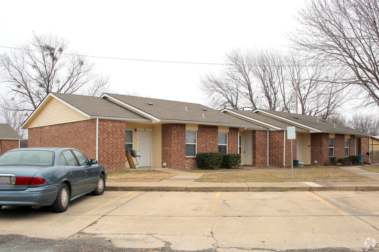 Building Photo - Green Briar Apartments