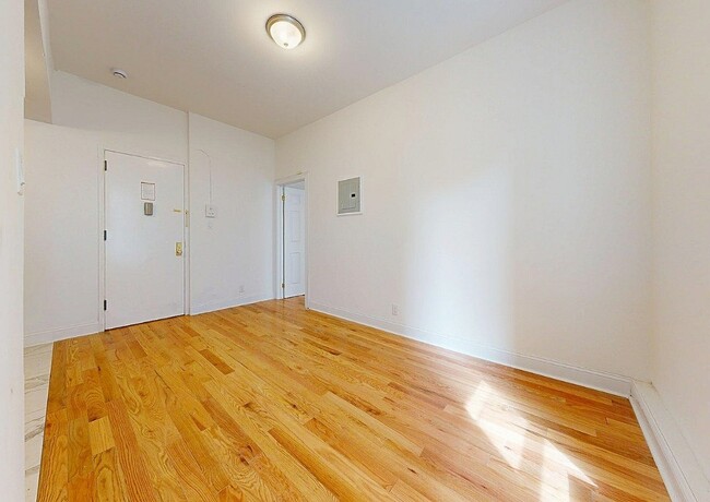 Building Photo - Central Park West