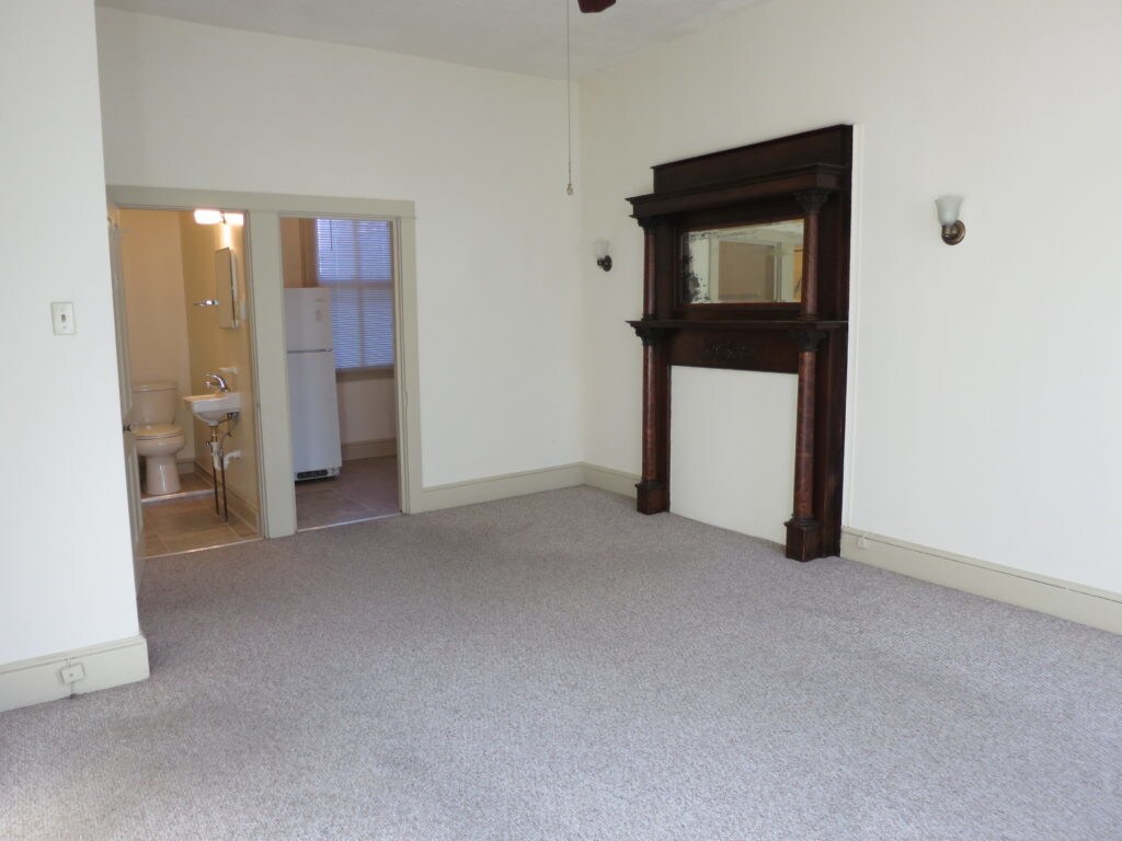 Foto principal - 213 E Chestnut St
